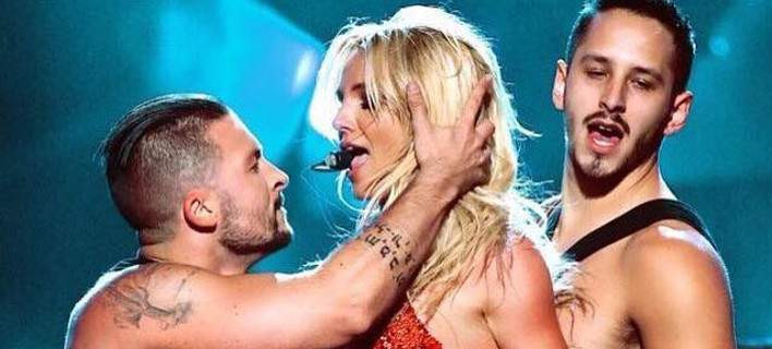 Πανικός σε συναυλία από «επίθεση λατρείας» φανατικού θαυμαστή της τραγουδίστριας – «Εχει όπλο;», ρωτούσε έντρομη (βίντεο)